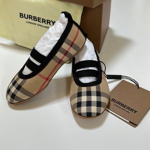 BURBERRY NWT
Kids Beige Vintage Check Ballerina Flats. Size 6